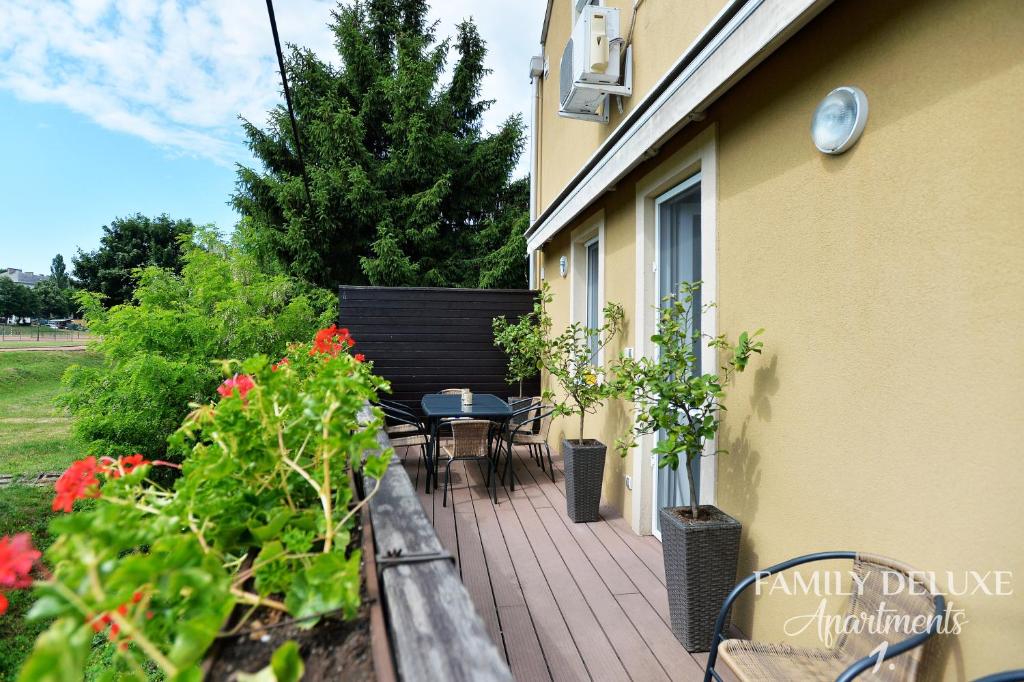 Vonkajšia záhrada v ubytovaní Family Deluxe Apartments