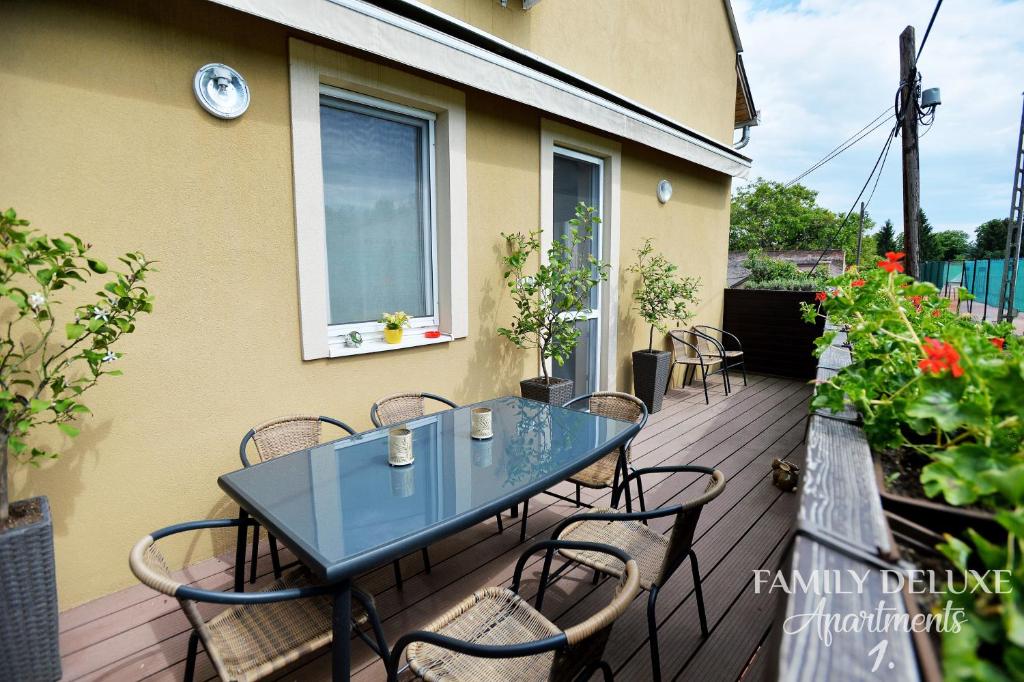 Vonkajšia záhrada v ubytovaní Family Deluxe Apartments