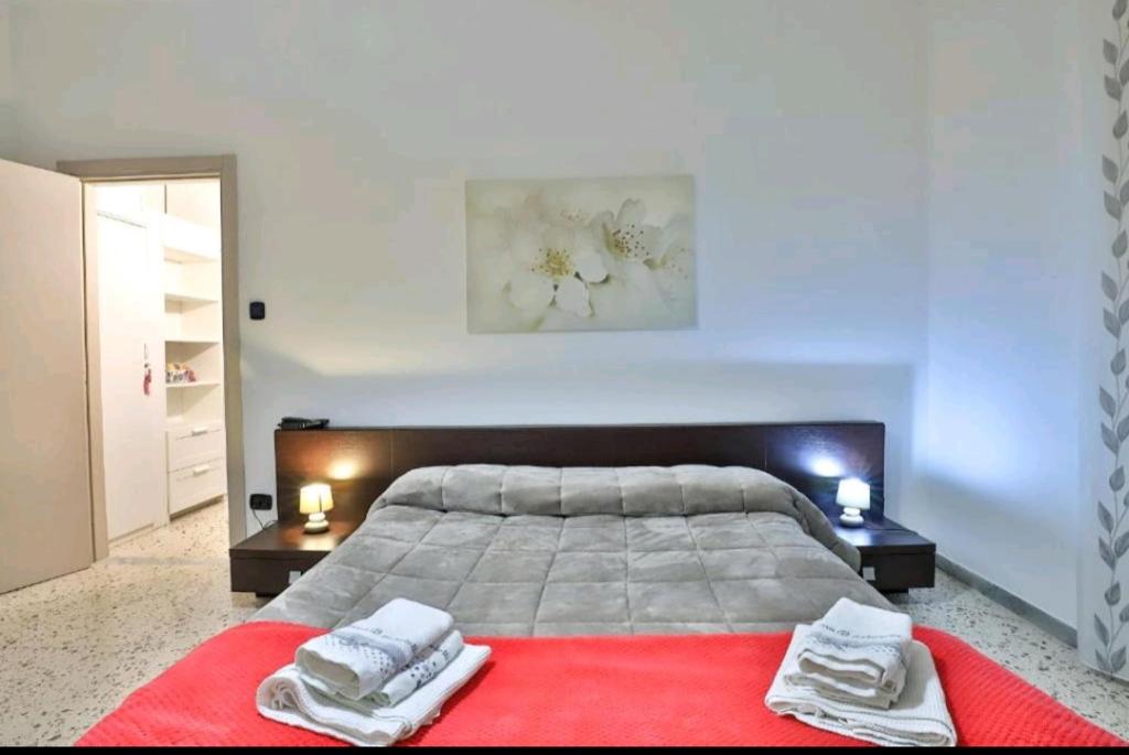 サレルノにあるCasa vacanza Arcangeliのベッドルーム1室(赤毛布付きの大型ベッド1台付)