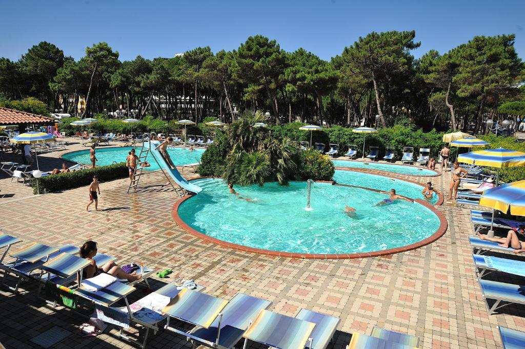 Bazén v ubytování Hotel Ausonia nebo v jeho okolí