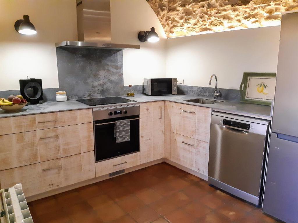 Kuchyň nebo kuchyňský kout v ubytování MONELLS - CASA Rural - CAN FELIP
