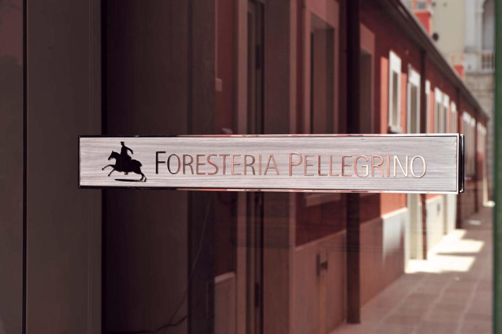 アンドリアにあるForesteria Pellegrinoの建物の森林ペレグリーノを読む看板