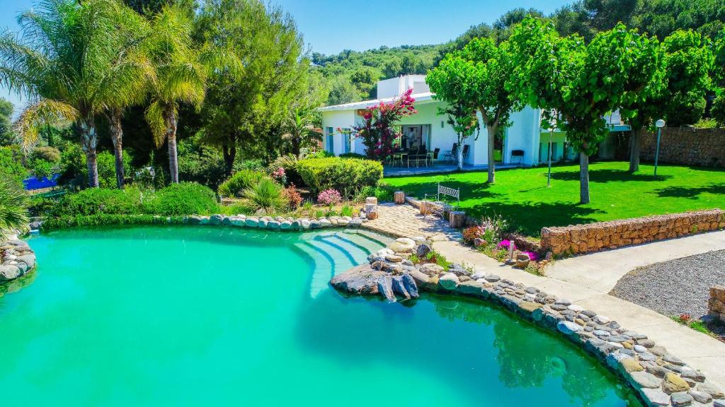 - une piscine dans une cour avec une maison dans l'établissement Cubo's Villa El Tejar, à Alhaurín el Grande