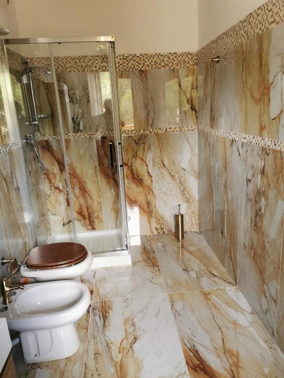 A bathroom at Agriturismo Reggia Saracena