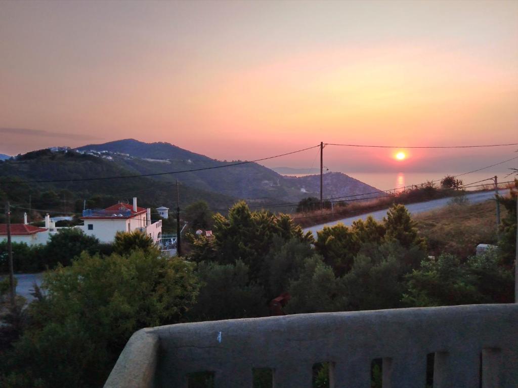 d'un balcon offrant une vue sur le coucher du soleil. dans l'établissement Angel Sunset suite, à Patitiri