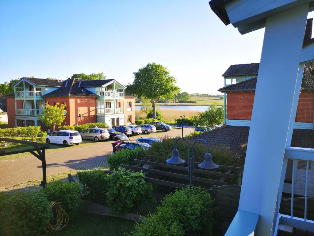 - une vue sur une rue avec des maisons et un parking dans l'établissement Ferienwohnung mit Südbalkon, à Seedorf