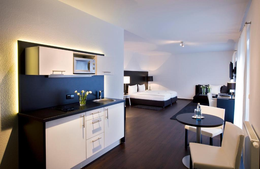 Hotel zum Rössel في كاندل: مطبخ وغرفة معيشة مع سرير في غرفة