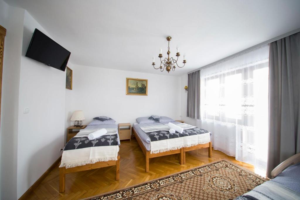 Posteľ alebo postele v izbe v ubytovaní Apartamenty Harenda 39