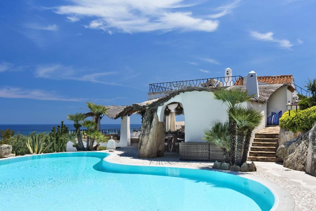 una piscina frente a una villa en Villa Iris - Ela Sardinia in Villa en San Teodoro