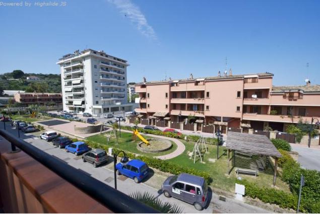 miasto z samochodami zaparkowanymi na parkingu w obiekcie B&B La Palma w mieście Pescara