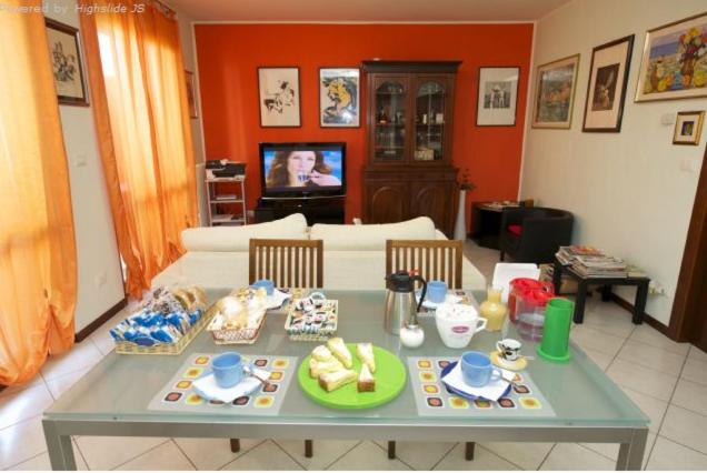 Televízia a/alebo spoločenská miestnosť v ubytovaní B&B La Palma