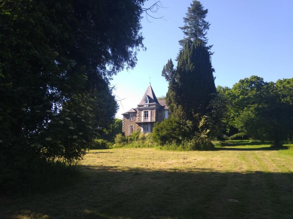 an old house in the middle of a field at Les Gîtes du Château de Passillé in Parigné