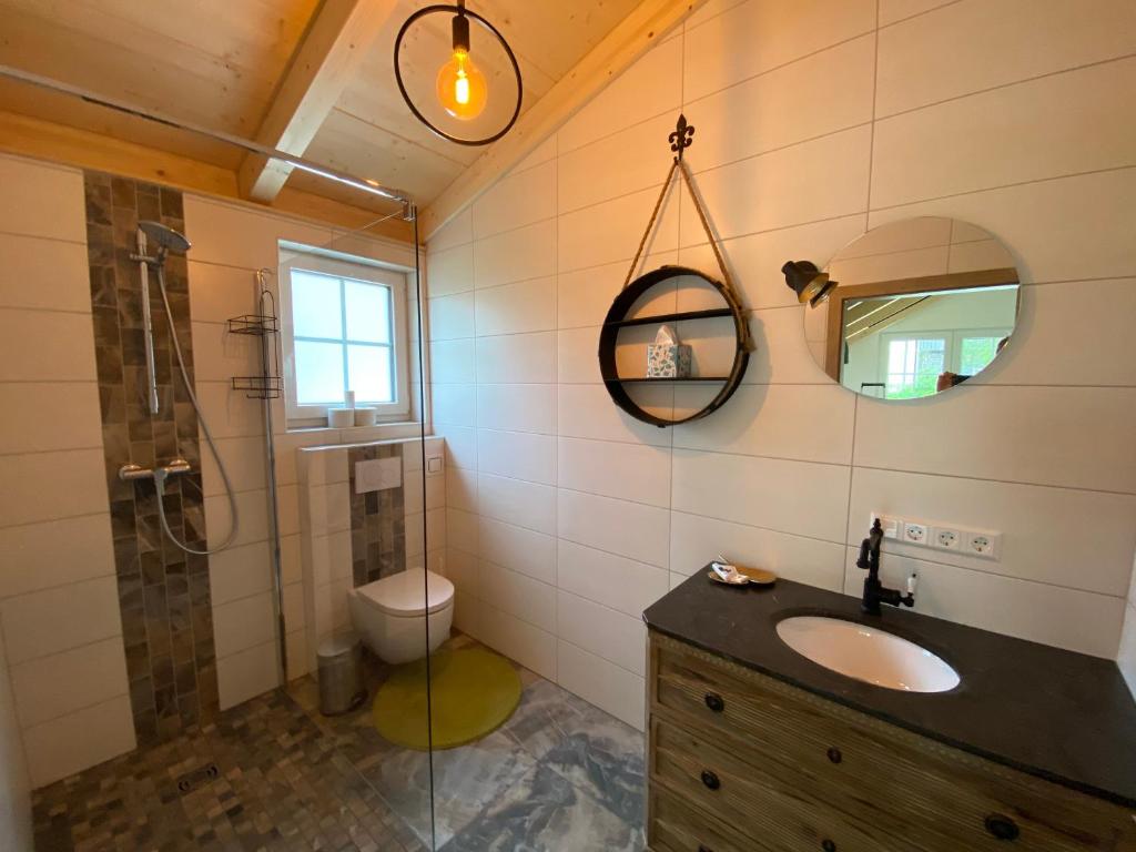 A bathroom at Apartments Edelweiß & Enzian - Gästehaus zum Fuchs