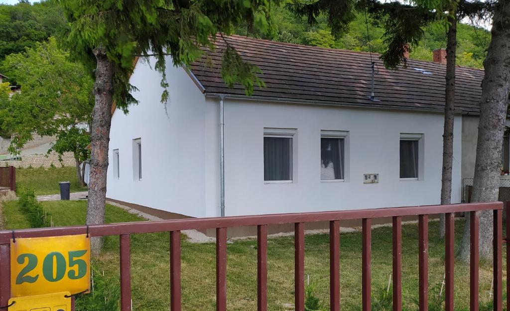 Budynek, w którym mieści się willa