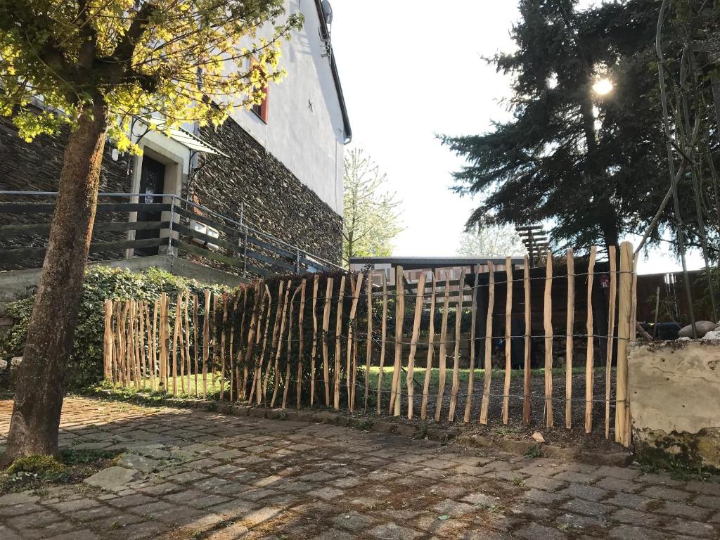 una valla de madera frente a una casa en Fachwerkhäuschen, en Enkirch