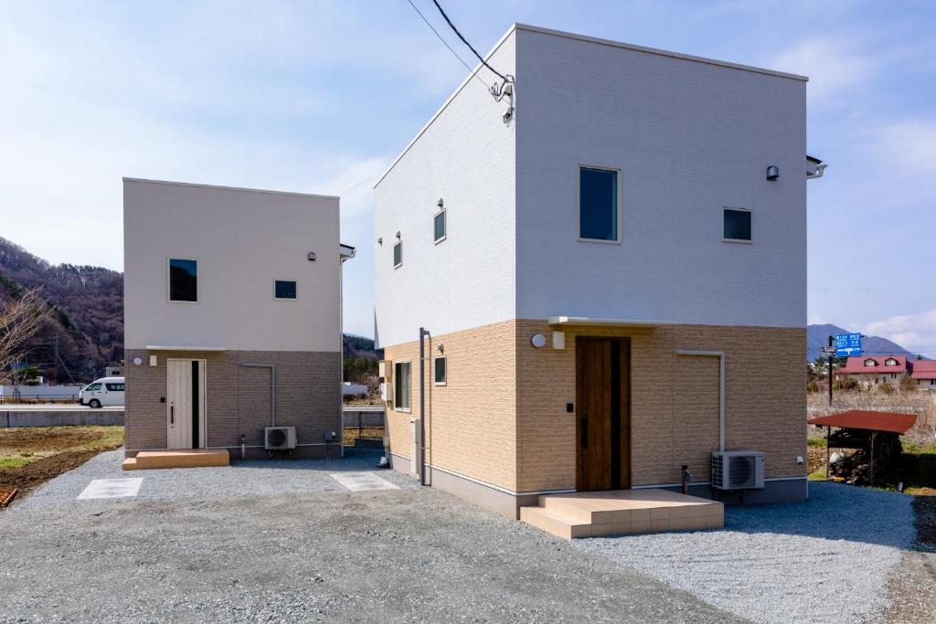 una casa con dos edificios a un lado. en Minamitsuru-gun - House - Vacation STAY 82672, en Fujikawaguchiko
