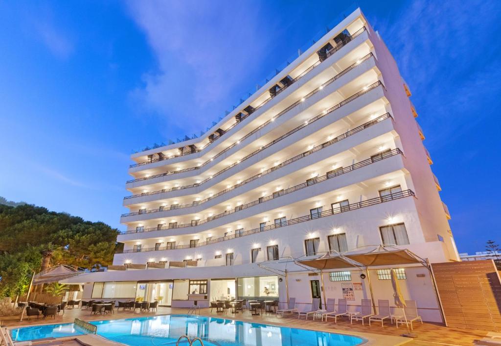 un hotel con piscina frente a él en Hotel Principe Wellness&Spa, en Playa de Palma