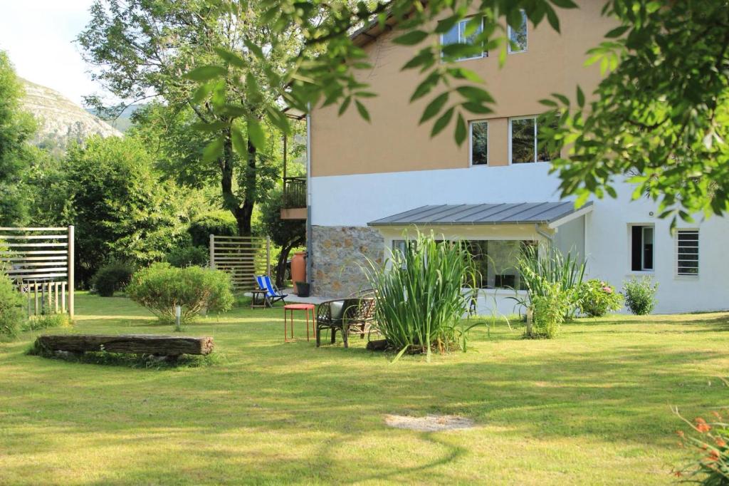 una casa con mesa y sillas en un patio en La Ventanita Del Campo, en La Cavada