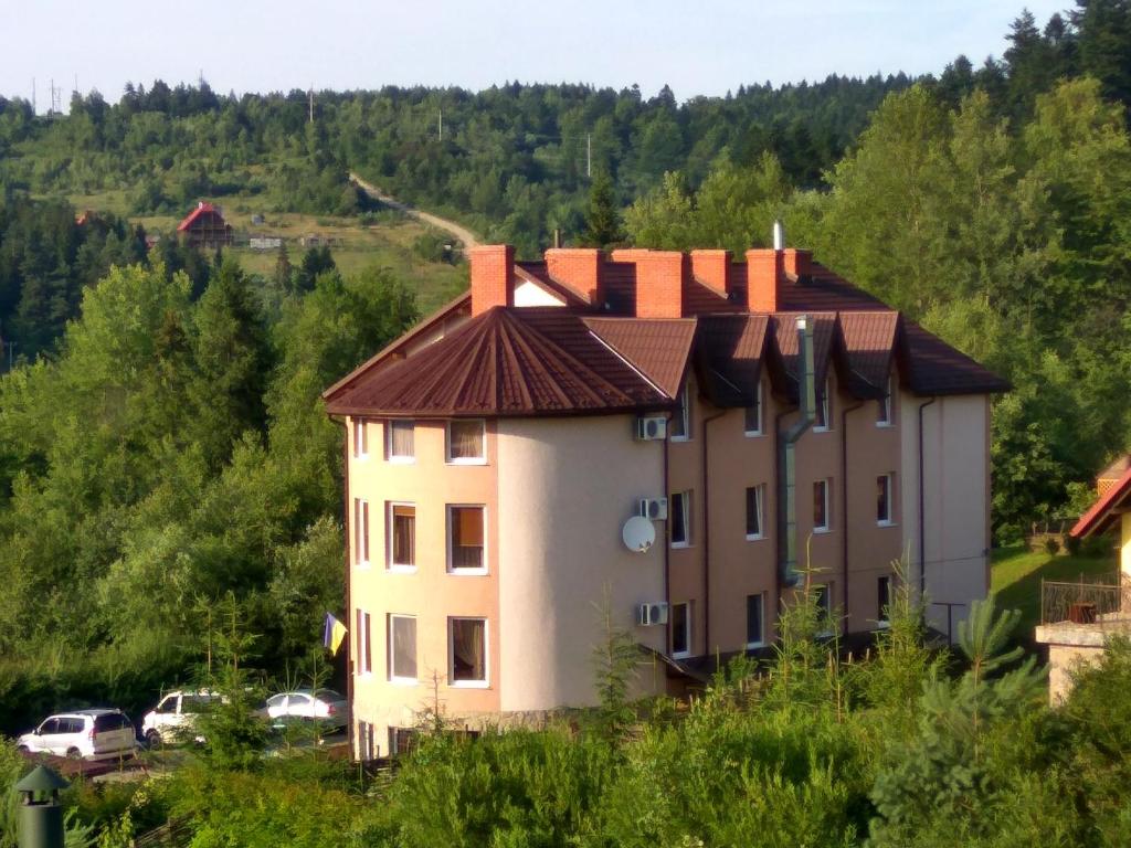 une maison avec toit au sommet d'une colline dans l'établissement Hotel Citadel, à Skhidnitsa