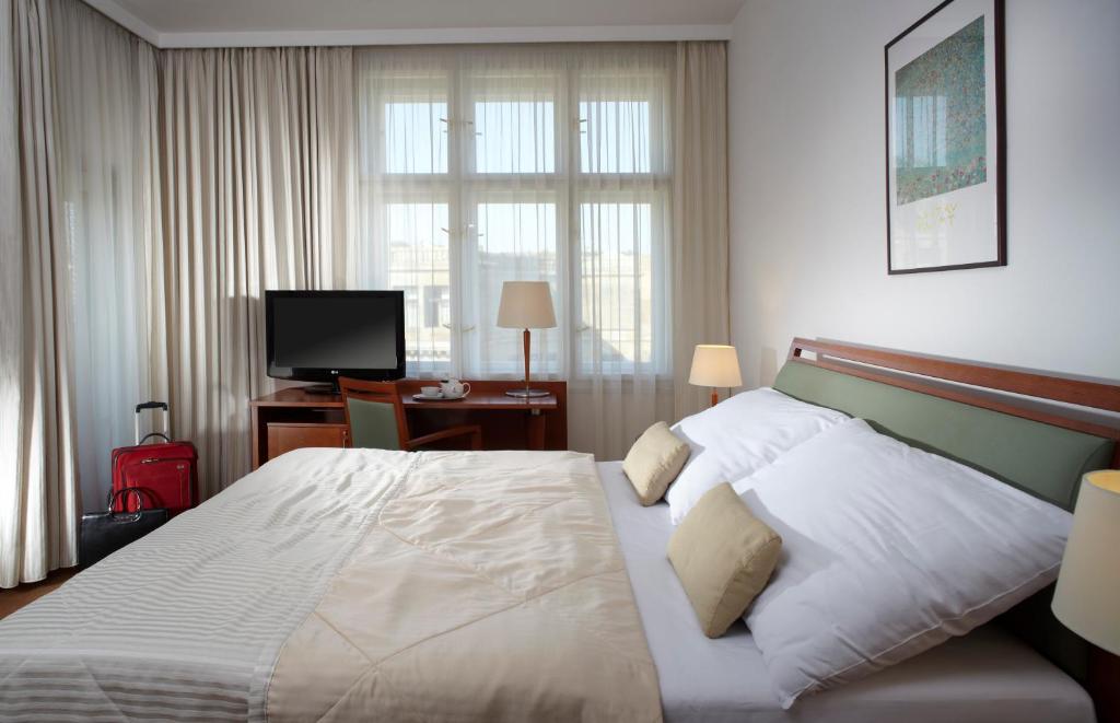 Postel nebo postele na pokoji v ubytování Clarion Hotel Prague Old Town