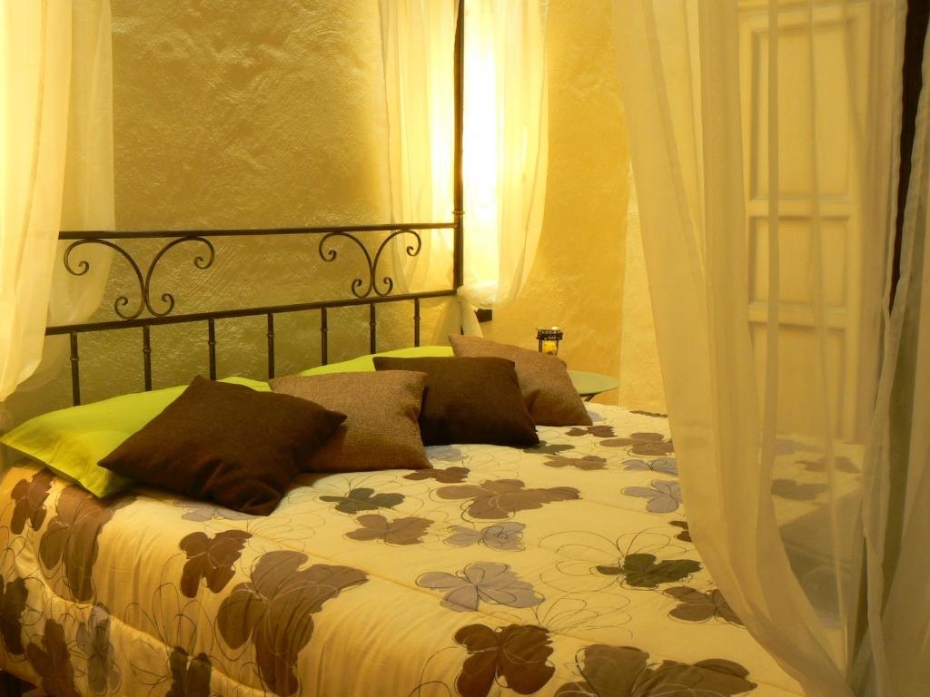 sypialnia z łóżkiem z kołdrą wzorzystą kwiatów w obiekcie Thalassa Locanda B&B e appartamento w mieście Arcidosso