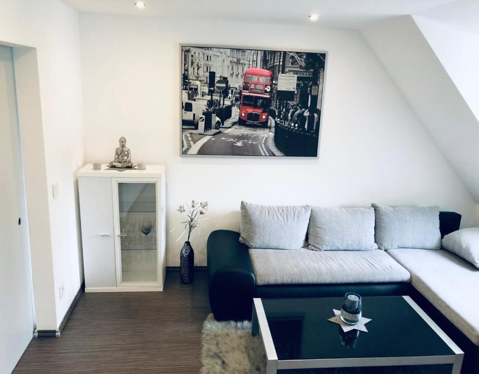 uma sala de estar com um sofá e um autocarro vermelho de dois andares em Modern Apartment Wolfsburg City Center Netflix VW 24h em Wolfsburg