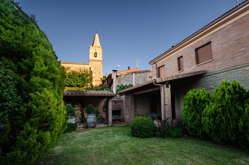 un edificio con una torre de reloj en un patio en Casa Almoravid, en Daroca de Rioja