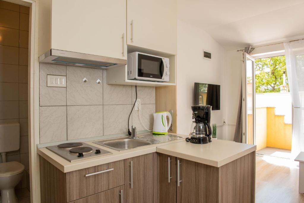 Kuchyň nebo kuchyňský kout v ubytování Apartmani Manita Paklenica