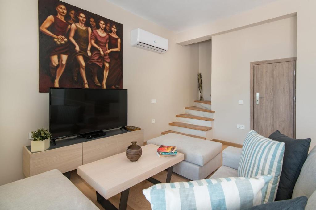 TV a/nebo společenská místnost v ubytování Kaletzia villas