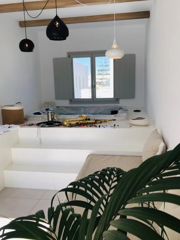 TV a/nebo společenská místnost v ubytování Quartano Luxury Cycladic Residence, Adults Only (13+)