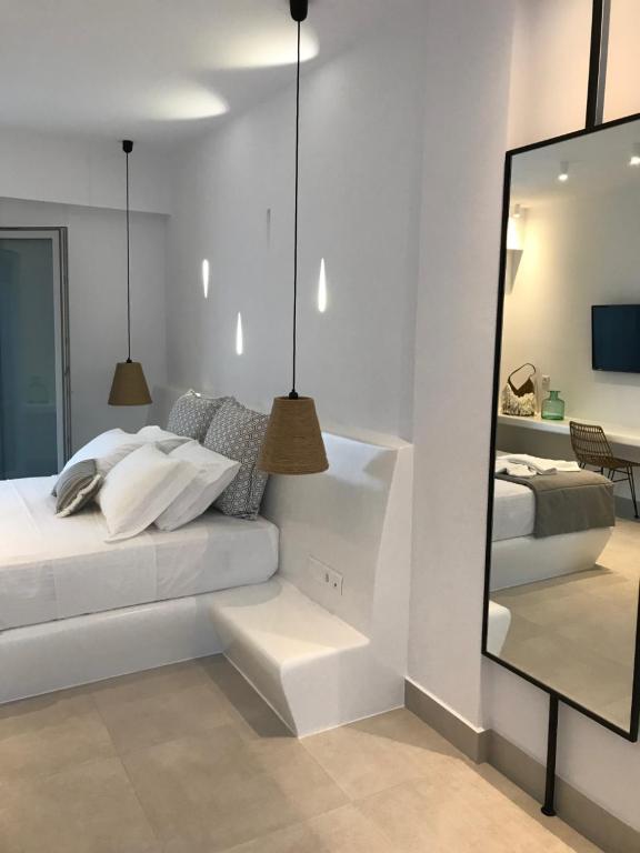 Postel nebo postele na pokoji v ubytování Quartano Luxury Cycladic Residence, Adults Only (13+)