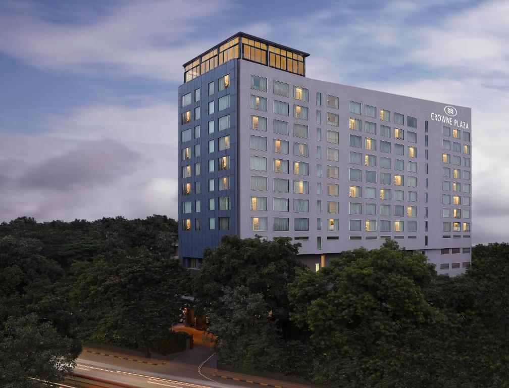 un edificio alto con muchas ventanas en Crowne Plaza Pune City Centre, an IHG Hotel en Pune