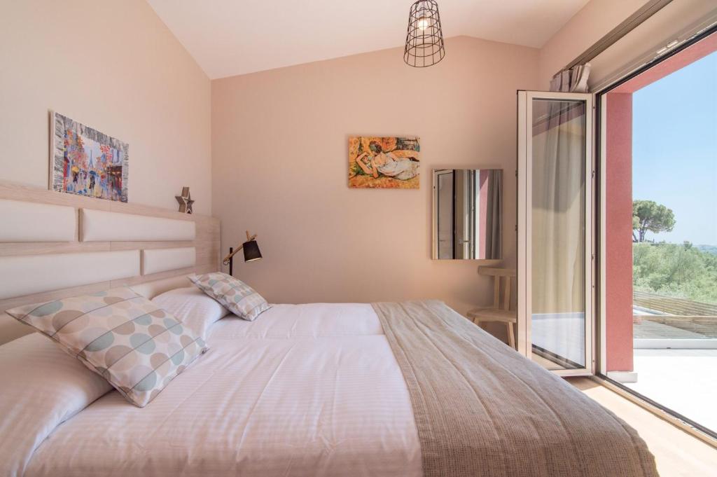 Postel nebo postele na pokoji v ubytování Kaletzia villas