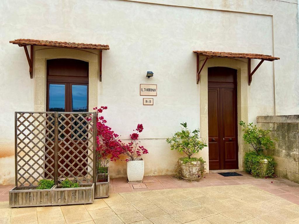 ガラティーナにあるIl Torrinoの二つの扉と花の家