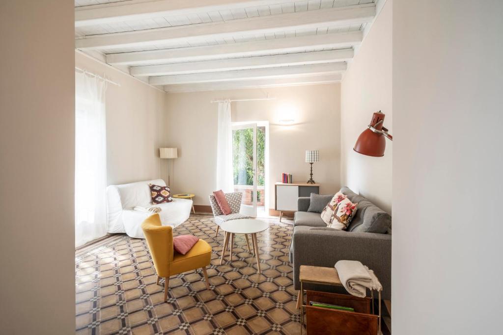 een woonkamer met een bank en een tafel bij Casa Gelsomina in Gardone Riviera