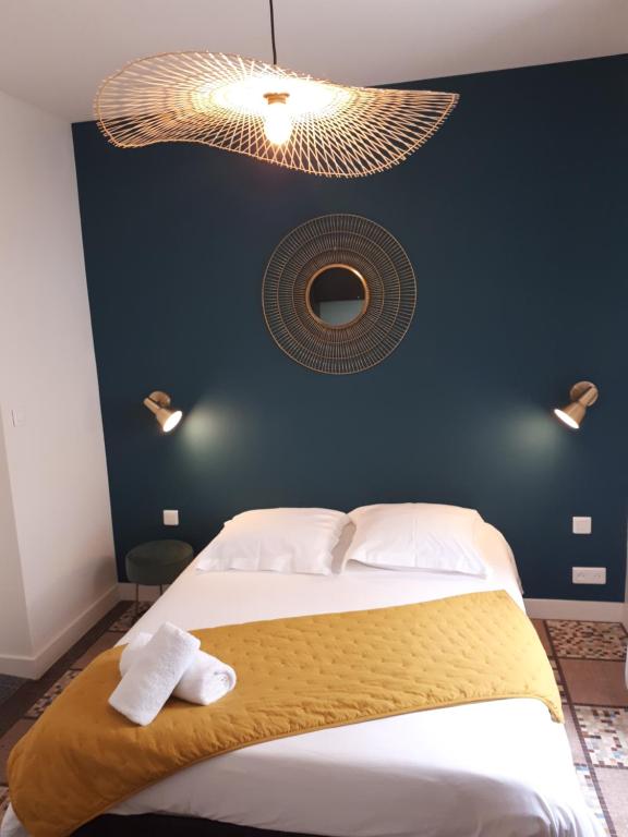 - une chambre avec un grand lit et un mur bleu dans l&#39;établissement Le Lagon, studio cosy lumineux - proche gare, à Rennes