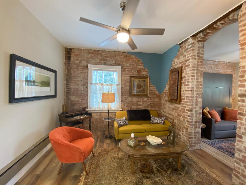 Posezení v ubytování Bisbee Brownstone Suites