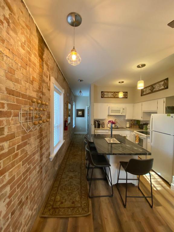 Kuchyň nebo kuchyňský kout v ubytování Bisbee Brownstone Suites