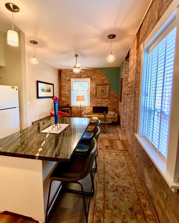 Kuchyň nebo kuchyňský kout v ubytování Bisbee Brownstone Suites