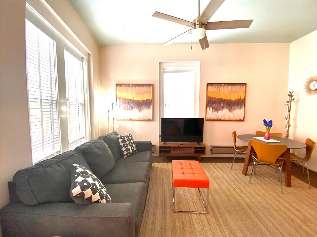 Posezení v ubytování Bisbee Brownstone Suites