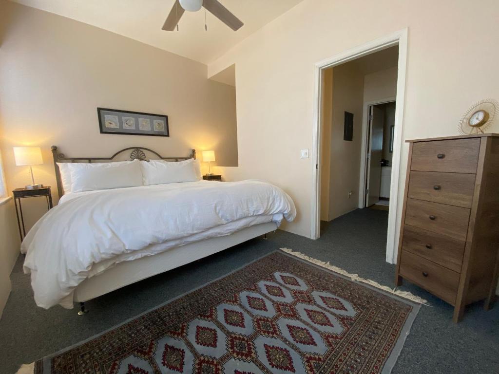 Postel nebo postele na pokoji v ubytování Bisbee Brownstone Suites