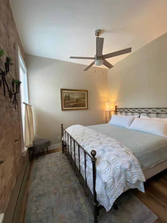 Postel nebo postele na pokoji v ubytování Bisbee Brownstone Suites