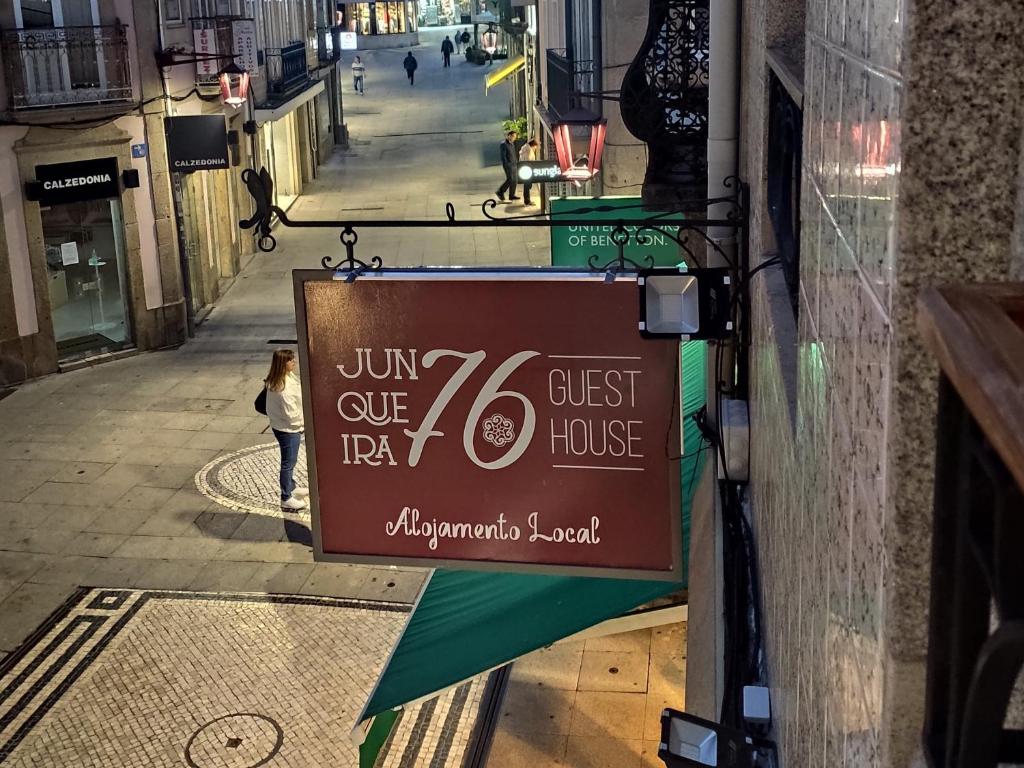 um sinal na lateral de um edifício numa rua em Junqueira76 Guesthouse na Póvoa do Varzim