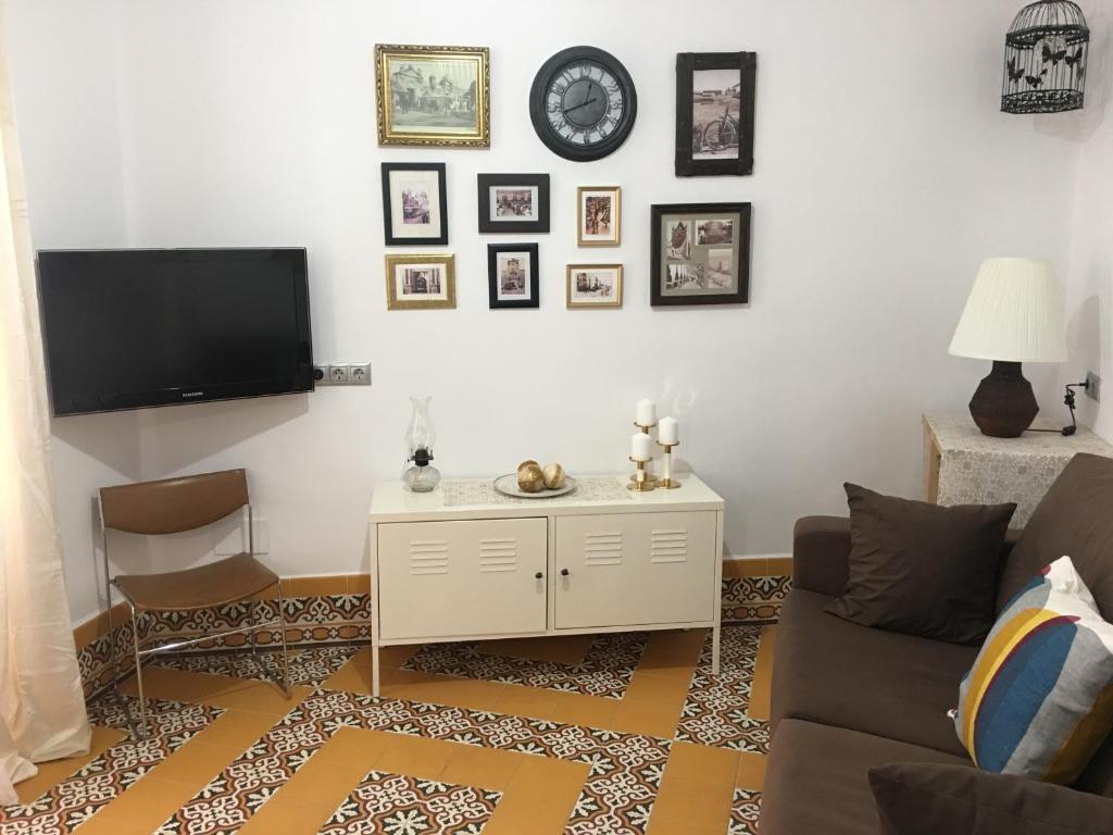 Televízia a/alebo spoločenská miestnosť v ubytovaní Casa del Mercado