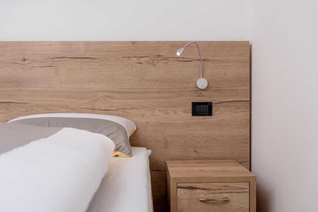 A bed or beds in a room at Fiore del Brenta 1 a 50 m dalla fermata dello skibus gratuito