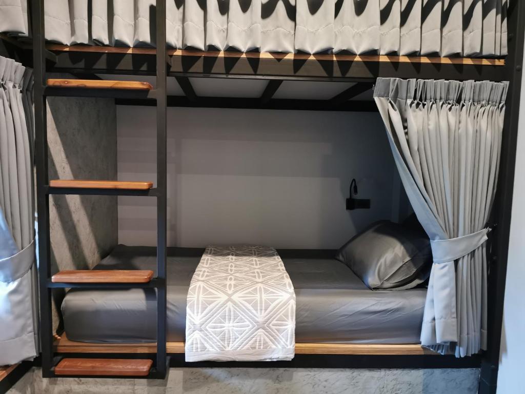 Ein Etagenbett oder Etagenbetten in einem Zimmer der Unterkunft The 8 hostel Buriram