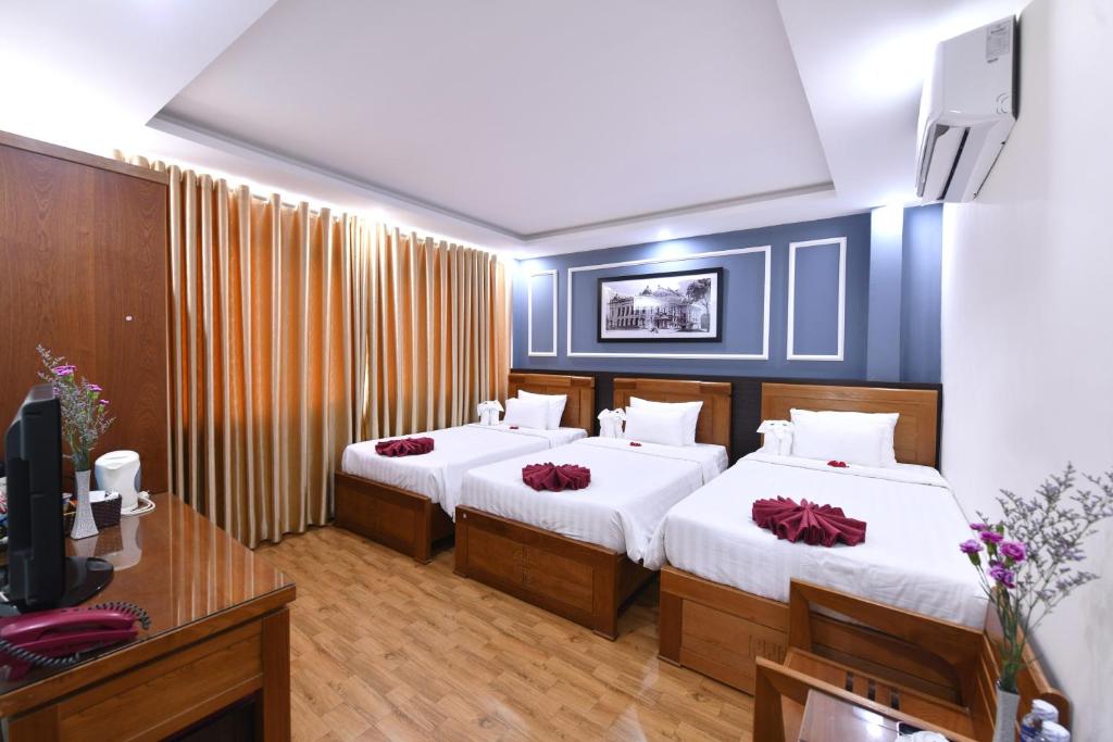 Postel nebo postele na pokoji v ubytování Hanoi Elpis Grand Hotel