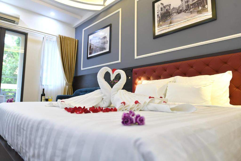 Postel nebo postele na pokoji v ubytování Hanoi Elpis Grand Hotel