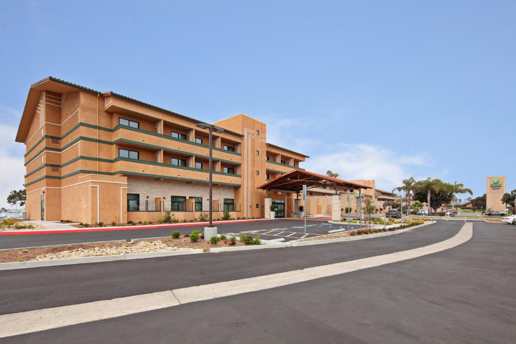 uma rua vazia em frente a um edifício em Holiday Inn Express Hotel & Suites Ventura Harbor, an IHG Hotel em Ventura