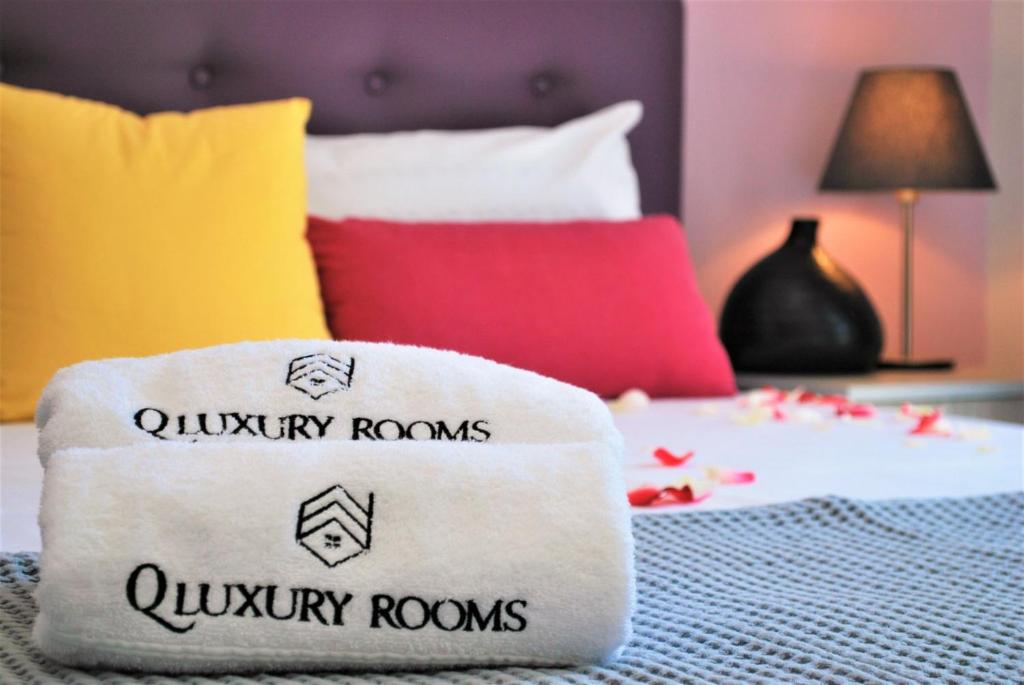 Ένα ή περισσότερα κρεβάτια σε δωμάτιο στο Q Luxury Rooms Paleros